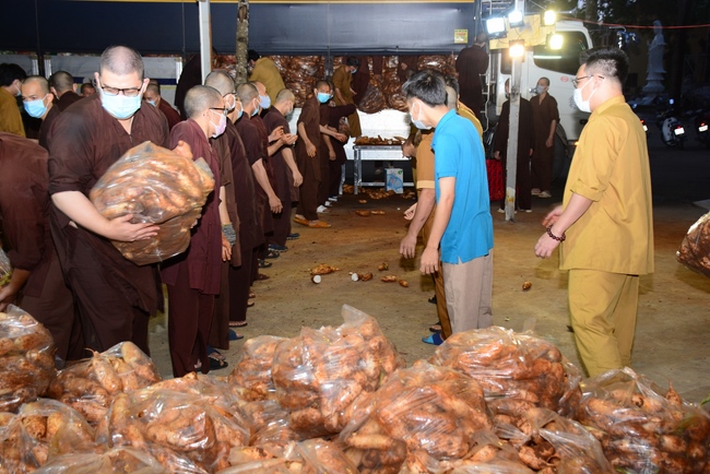 Chùa Hoằng Pháp: Tiếp tục hỗ trợ người dân khó khăn trong đại dịch Covid (đợt 8)